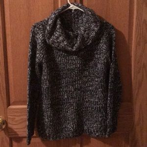 Black/white sweater
